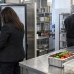 Инспектори проверяват храни и условията за съхранение в ресторантска кухня