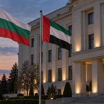 Българското знаме и знамето на Обединените арабски емирства пред институционална сграда