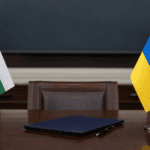 Българско и украинско знаме върху маса с официални документи