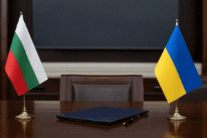 Българско и украинско знаме върху маса с официални документи