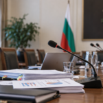 Заседателна зала с документи към новина за Бюджет 2027, доходи и инвестиции