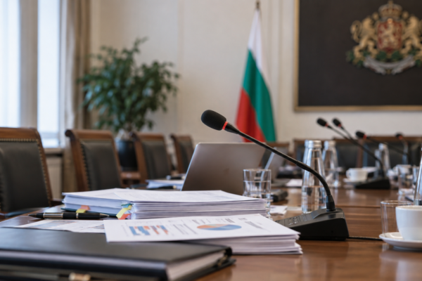 Заседателна зала с документи към новина за Бюджет 2027, доходи и инвестиции