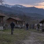 Стопански постройки и саксии с кактуси край Калофер, илюстрация към разследването на ДАНС