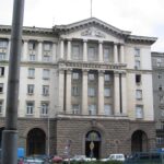 сграда на институция в София към новина за осигуровките на държавните служители от 1 август 2026 г.