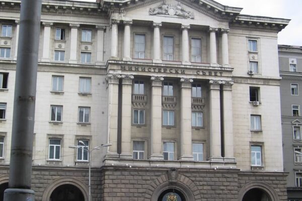 сграда на институция в София към новина за осигуровките на държавните служители от 1 август 2026 г.