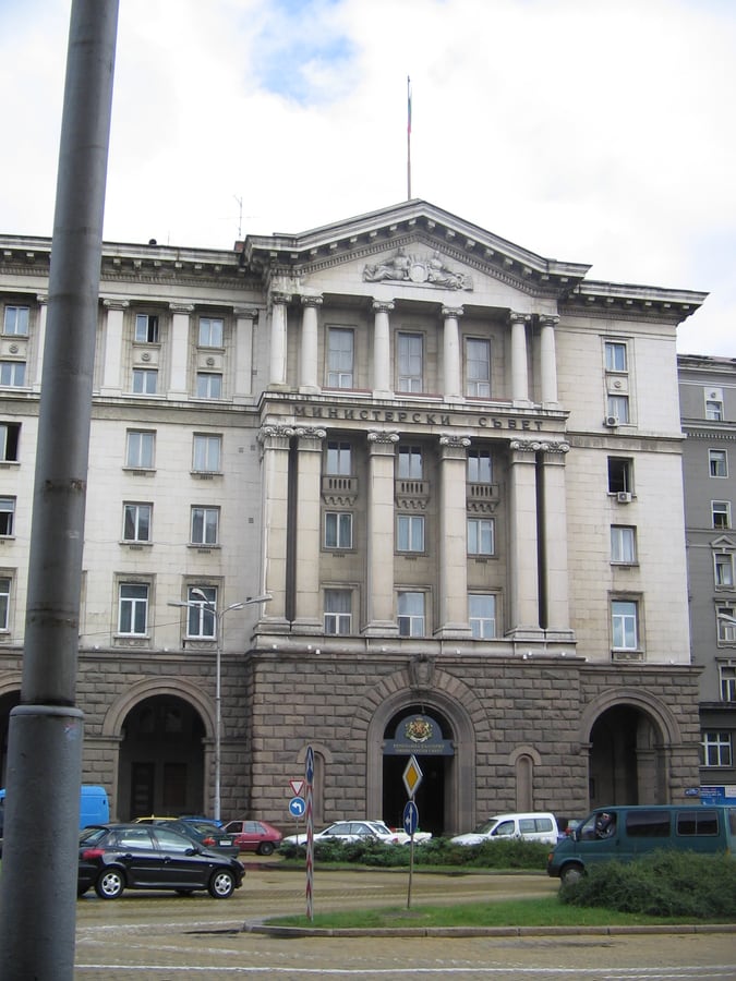сграда на институция в София към новина за осигуровките на държавните служители от 1 август 2026 г.