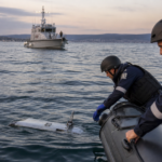 Военноморски екип проверява останки от дрон в Черно море край Созопол