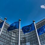 Флагове на Европейския съюз пред сграда на институциите в Брюксел