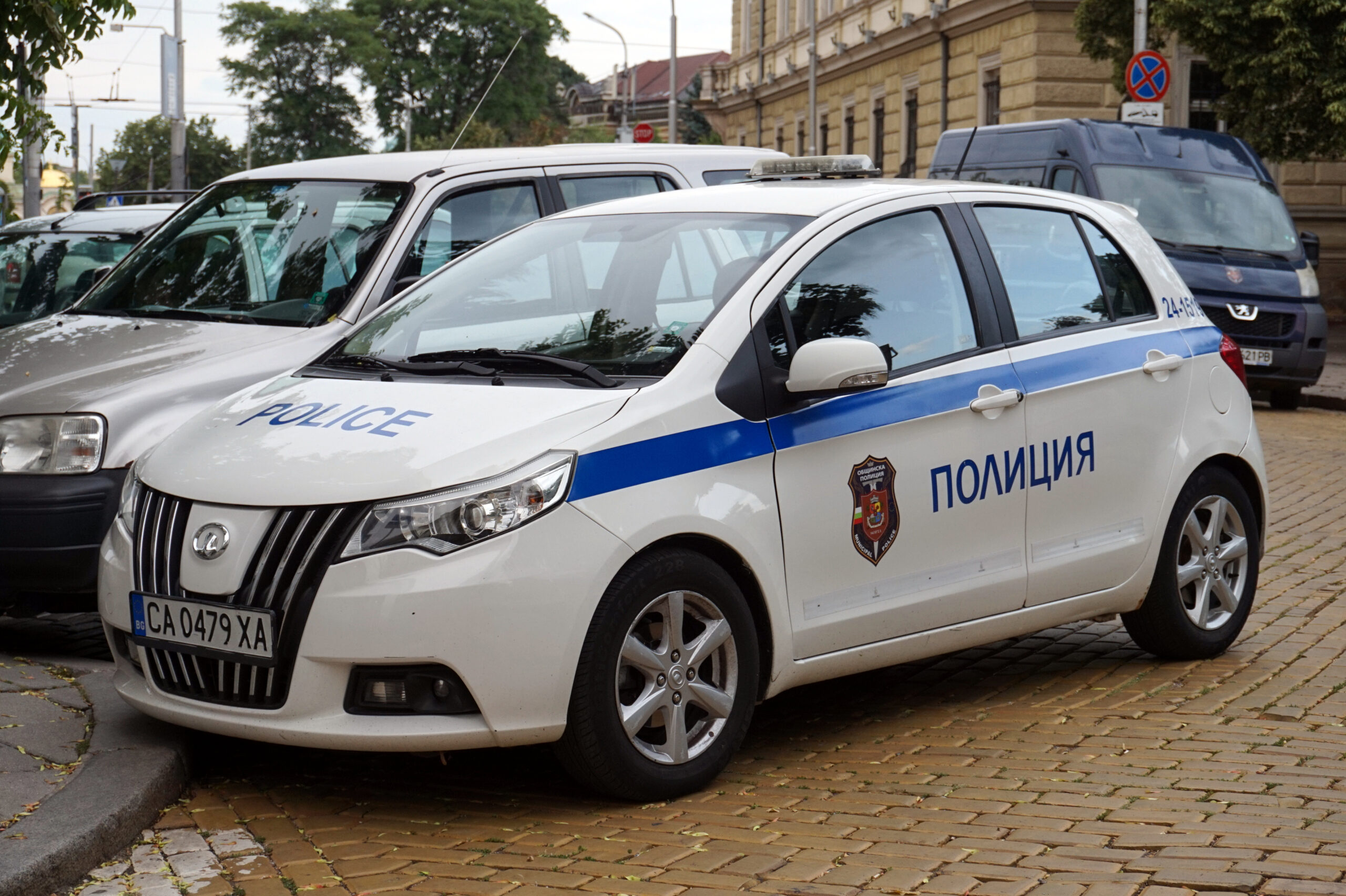 полицейски автомобил при акция на ГДБОП срещу база за фентанил във Филиповци