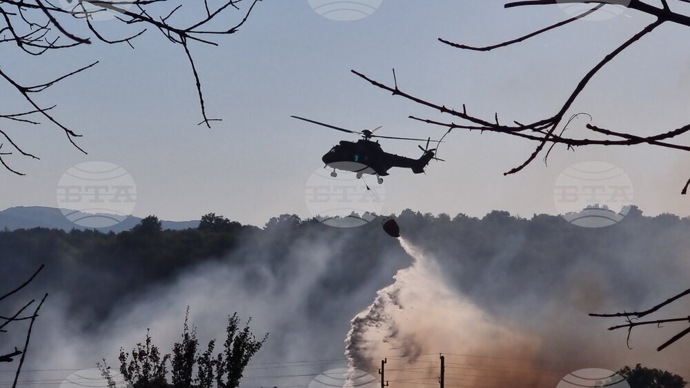 пожарен автомобил към новина за 128 потушени пожара в България