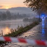 Нощни полицейски светлини край речен път като редакционна илюстрация за разследването край Харманли