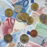 Евро банкноти и монети при тема за инфлация и бюджетен риск