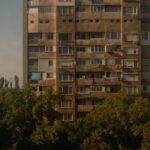 Жилищен блок през лятото към тема за лятна енергийна бедност в България