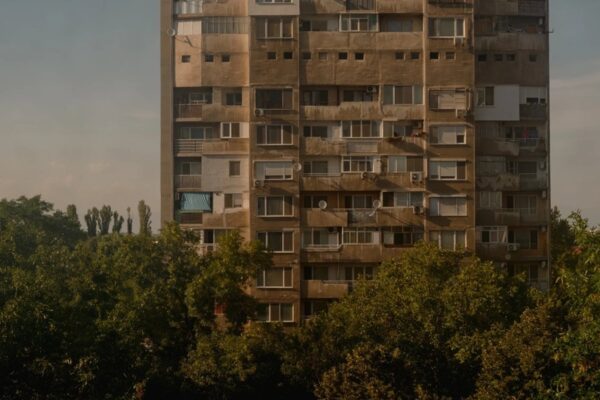 Жилищен блок през лятото към тема за лятна енергийна бедност в България