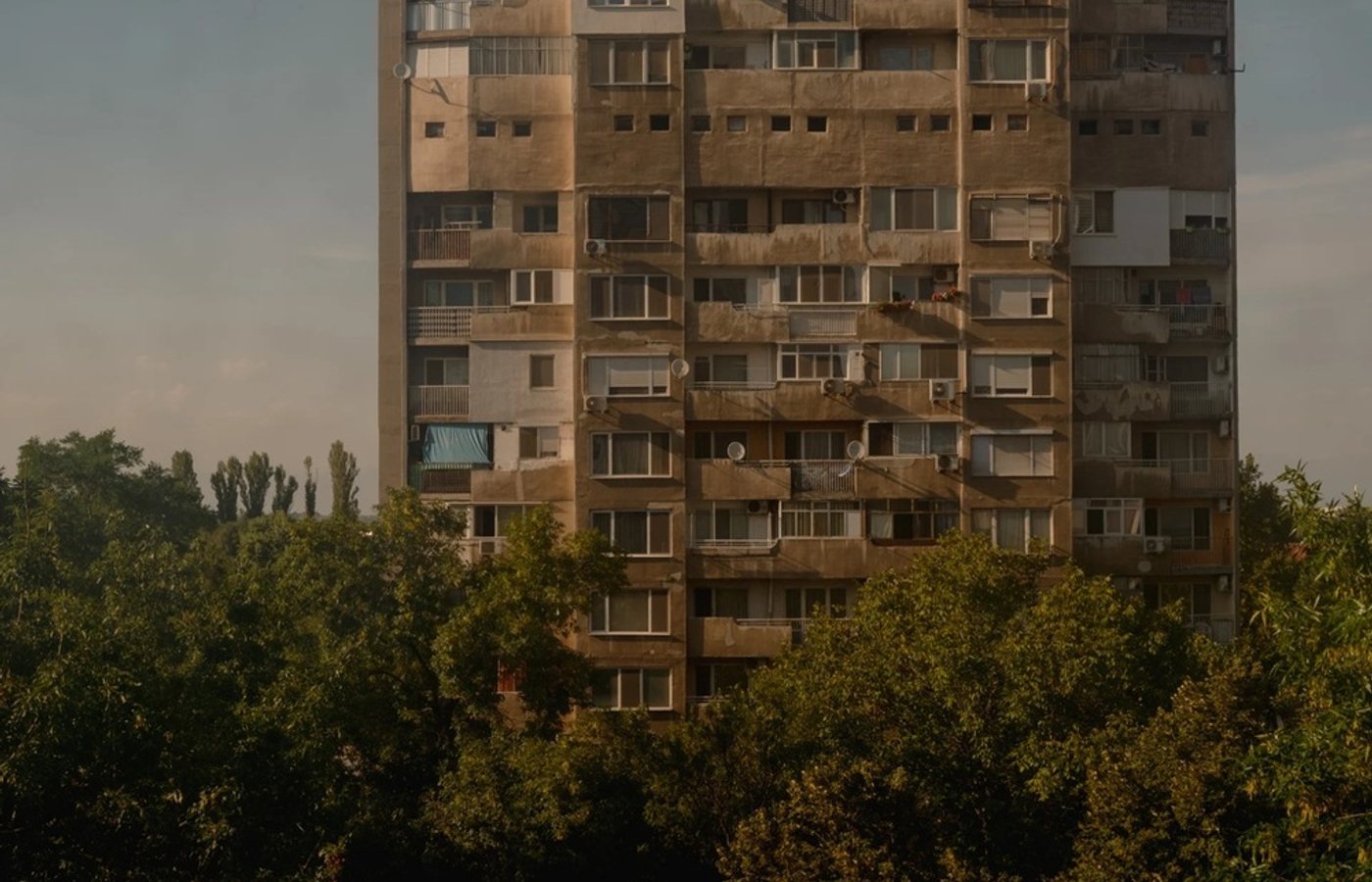 Жилищен блок през лятото към тема за лятна енергийна бедност в България