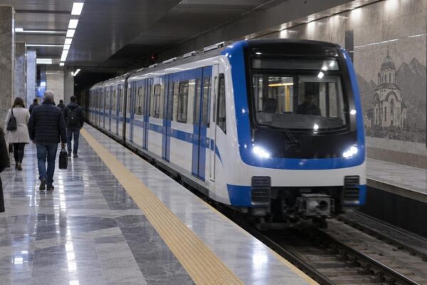 Влак на столичното метро на перон, илюстрация към бъдещата станция Панчо Владигеров