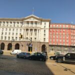 Входът на Министерския съвет в София при новина за протести за майчинство