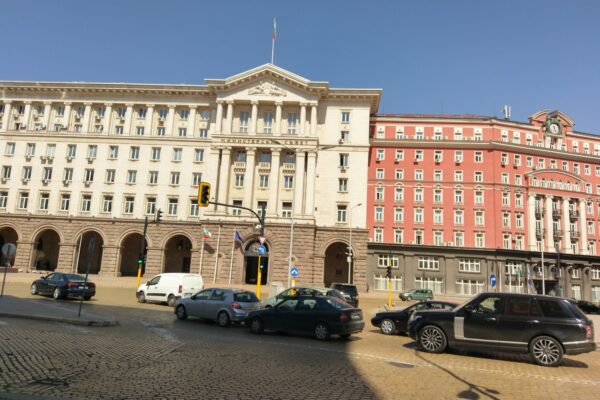 Входът на Министерския съвет в София при новина за протести за майчинство