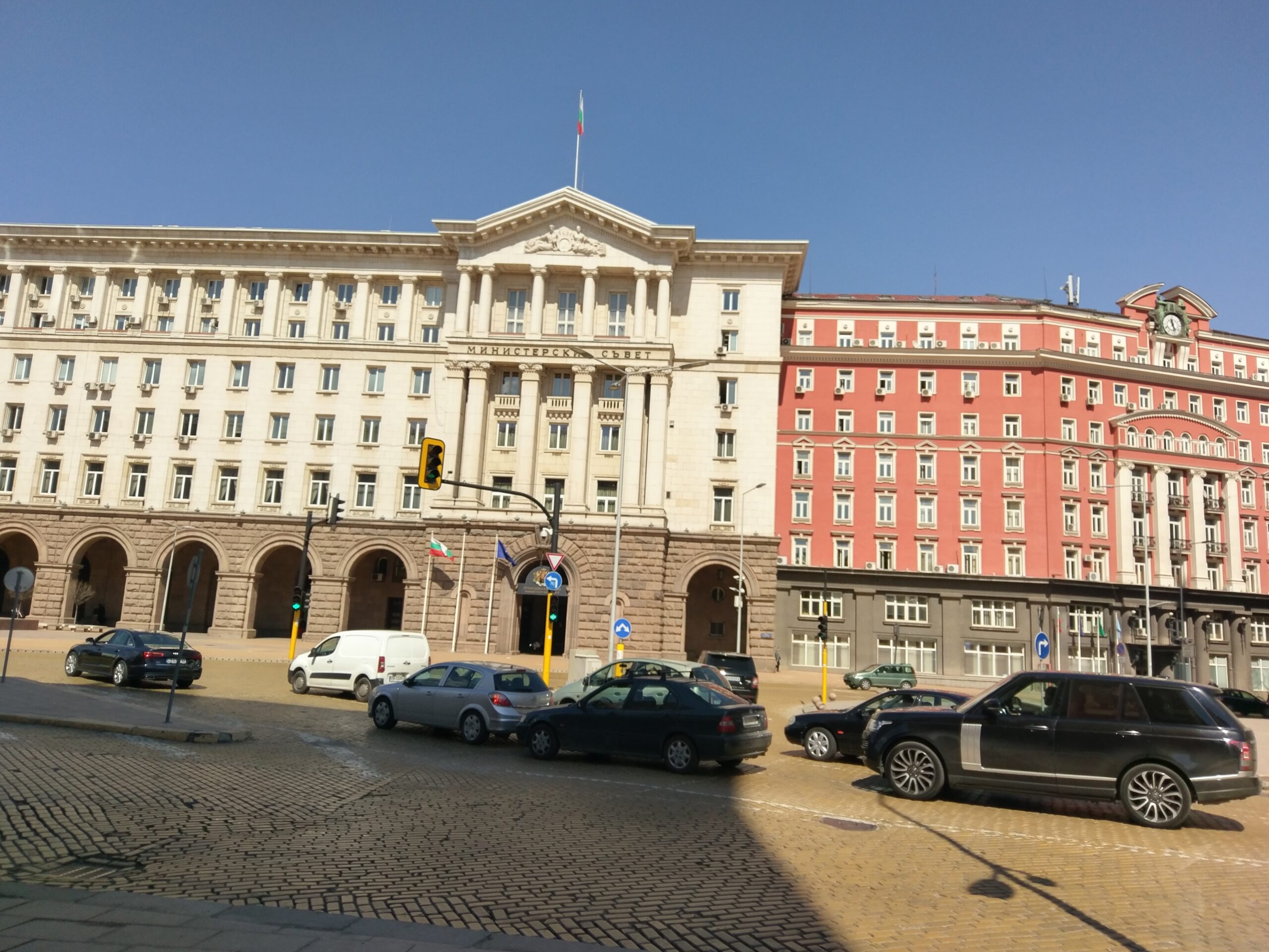 Входът на Министерския съвет в София при новина за протести за майчинство
