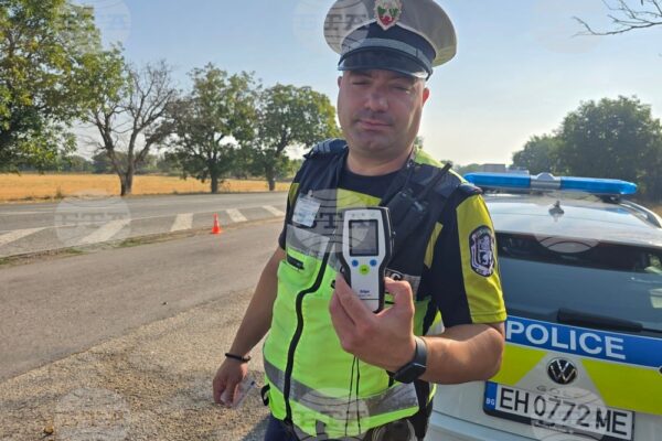 полицейски автомобил към новина за проверки на МВР по пътищата