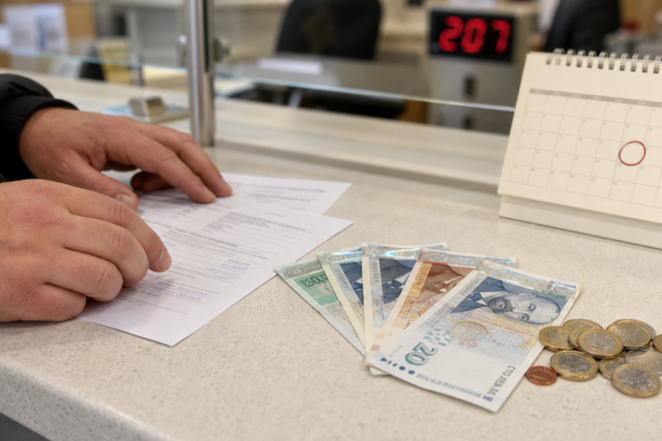 Левове и евро на гише за обмяна преди крайния срок 30 юни 2026 г.