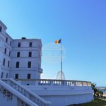 плаж край Констанца към новина за останки от дрон и проверка на румънските ВМС