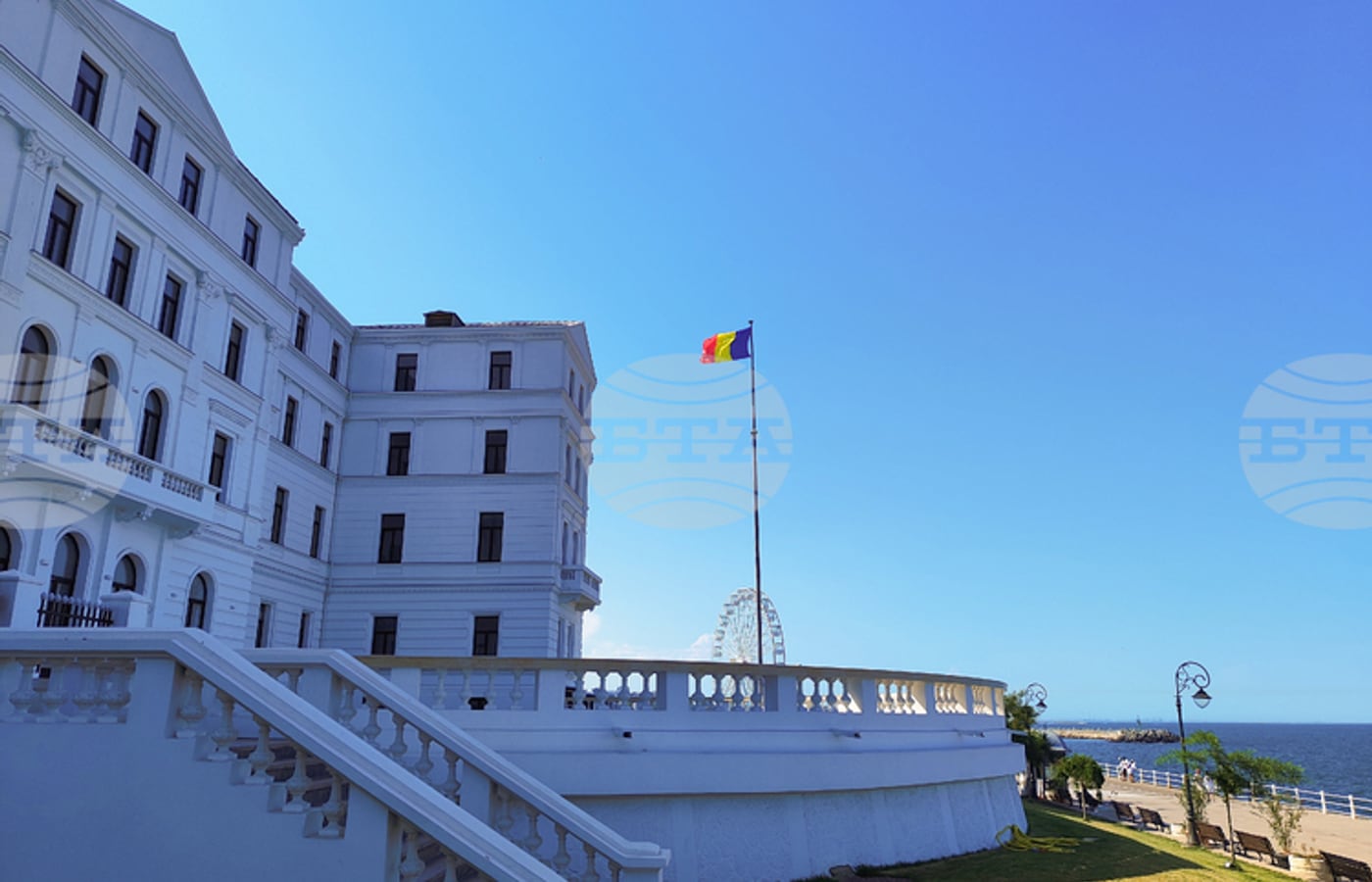 плаж край Констанца към новина за останки от дрон и проверка на румънските ВМС