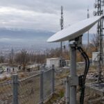 Сателитна комуникационна антена в охраняем технически обект край София