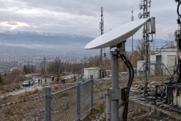 Сателитна комуникационна антена в охраняем технически обект край София