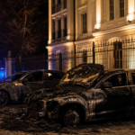 Дипломатическа сграда и автомобили след пожар през нощта