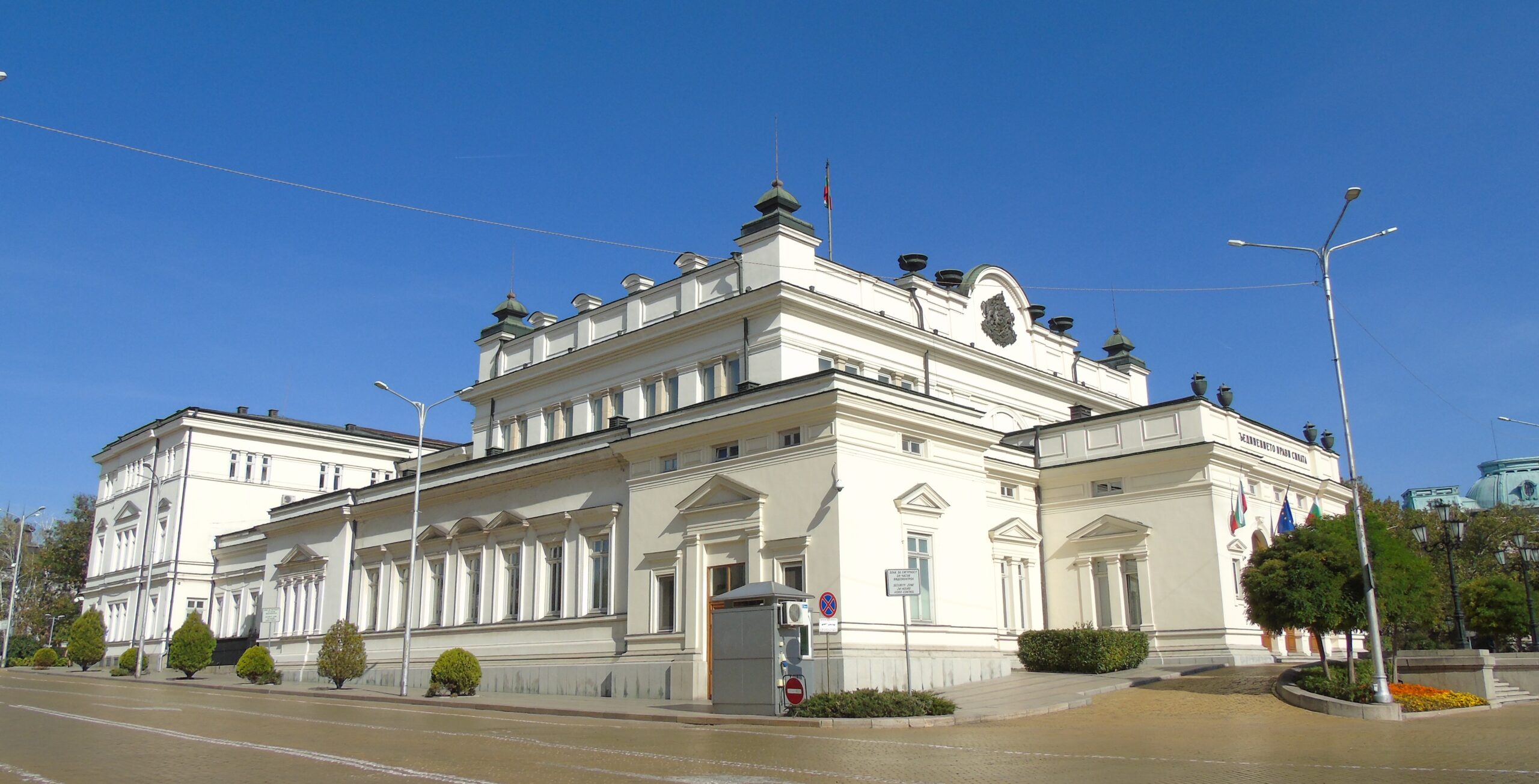 Сградата на Народното събрание в София преди обсъждане на бюджетите за 2026 година