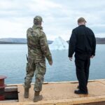 Американски военнослужещи в база Питуфик в Гренландия край арктическия бряг