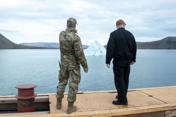 Американски военнослужещи в база Питуфик в Гренландия край арктическия бряг