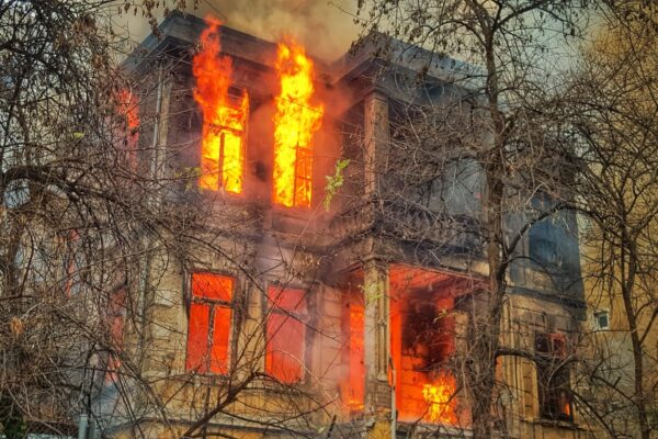 пожар и дим в суха растителност край петричкото село Рупите