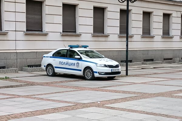 Полицейски автомобил като илюстрация към задържането на издирвания мъж по случая с 11-годишната Наталия