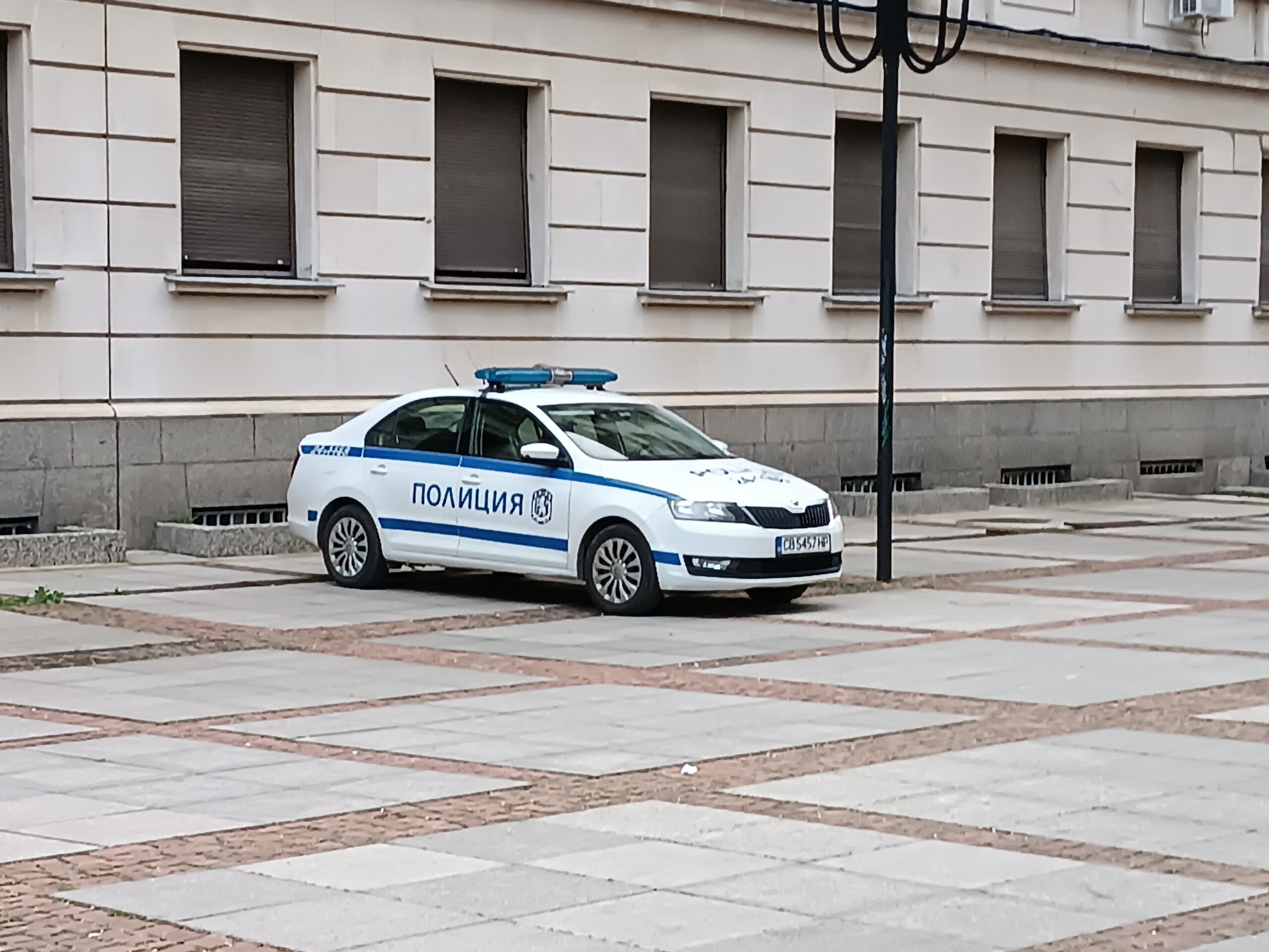 Полицейски автомобил като илюстрация към задържането на издирвания мъж по случая с 11-годишната Наталия