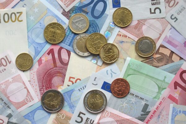 Евро банкноти и монети при новина за продажбите на дребно в България според Евростат