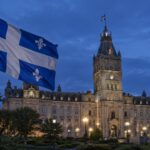 Парламентът на Квебек и знамето на провинцията към новината за изборната победа на Parti Québécois