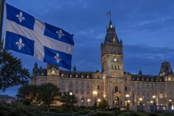 Парламентът на Квебек и знамето на провинцията към новината за изборната победа на Parti Québécois