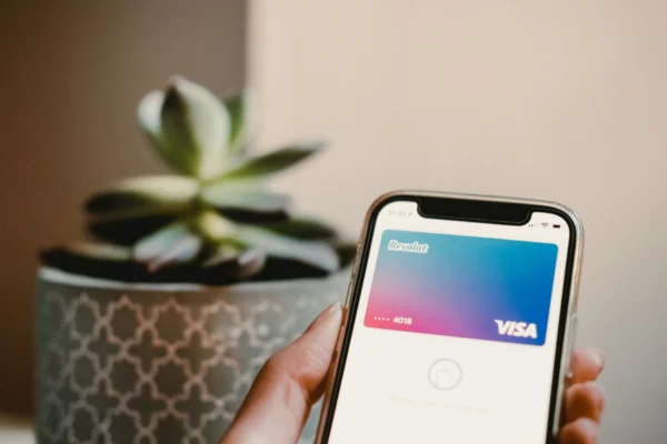 Приложение Revolut на смартфон – илюстрация към техническия срив на 20 октомври 2026 г.