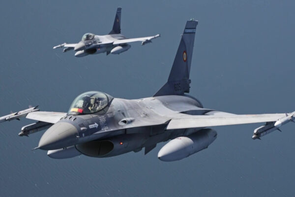 Два румънски изтребителя F-16 във въздуха над море