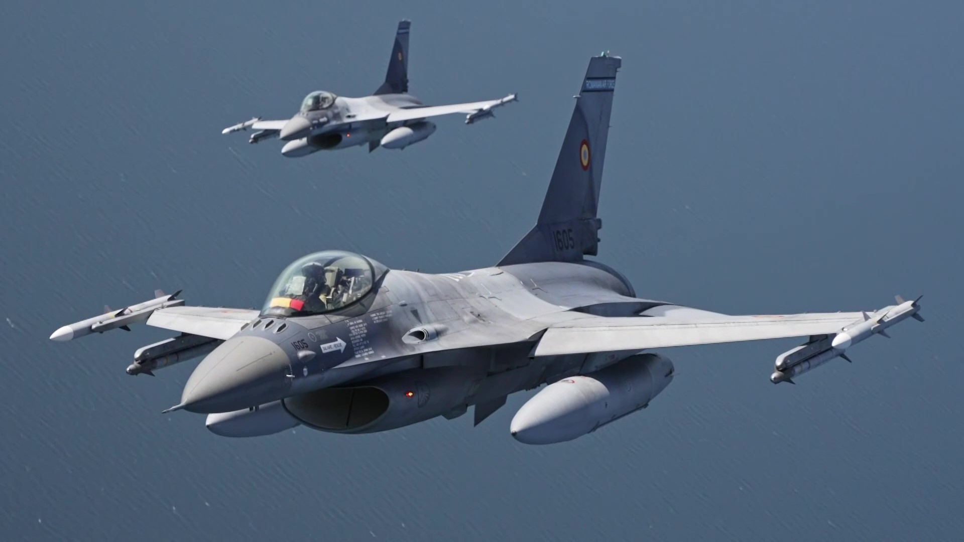 Два румънски изтребителя F-16 във въздуха над море