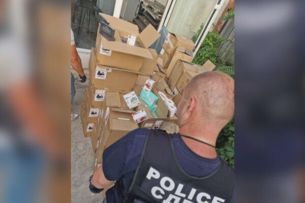 Кашони с вейпове без бандерол, открити при акция на СДВР в село Яна