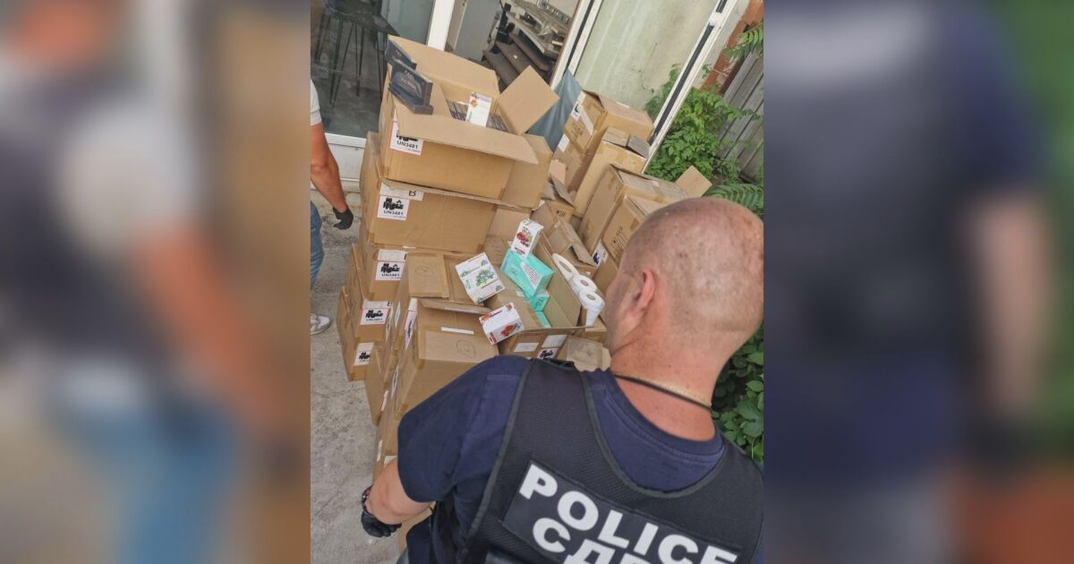 Кашони с вейпове без бандерол, открити при акция на СДВР в село Яна