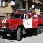 Пожарен автомобил при новина за овладени пожари в България