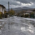 Побеляла от градушка селска улица като илюстрация за явлението в Старосел на 16 октомври 2026 г.