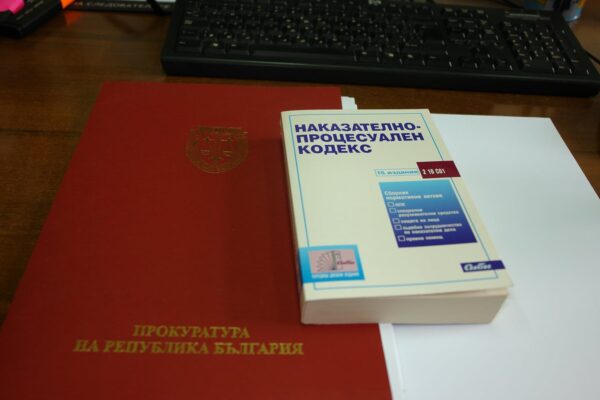 прокуратурата съобщи за задържани във Варна след сделка с близо 5 кг марихуана