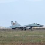 Български изтребител МиГ-29 при кацане – архивна снимка към патрулите над Черно море